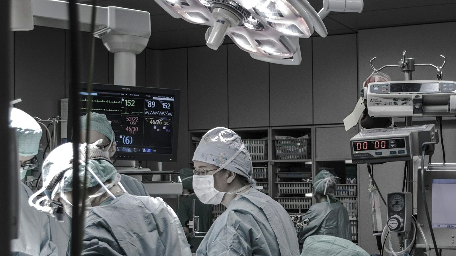 Patientenmonitor mit Vitalparametern während einer Operation